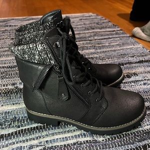 Women’s size 7 boots. Cliffs. New and unworn. Black.